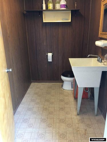 305 Lakeview Dr, Mills, WY 82604